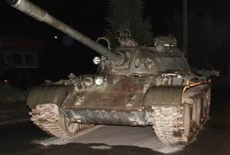 Se emborracha y decide dar la vuelta a bordo de un tanque militar