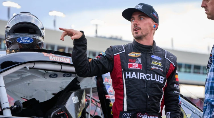 ¡De la pantalla a la pista! Frankie Muniz, actor de ‘Malcolm el de en medio’ lidera la NASCAR