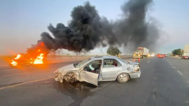 Fuerte choque termina en incendio de un carro en El Burrión, Guasave
