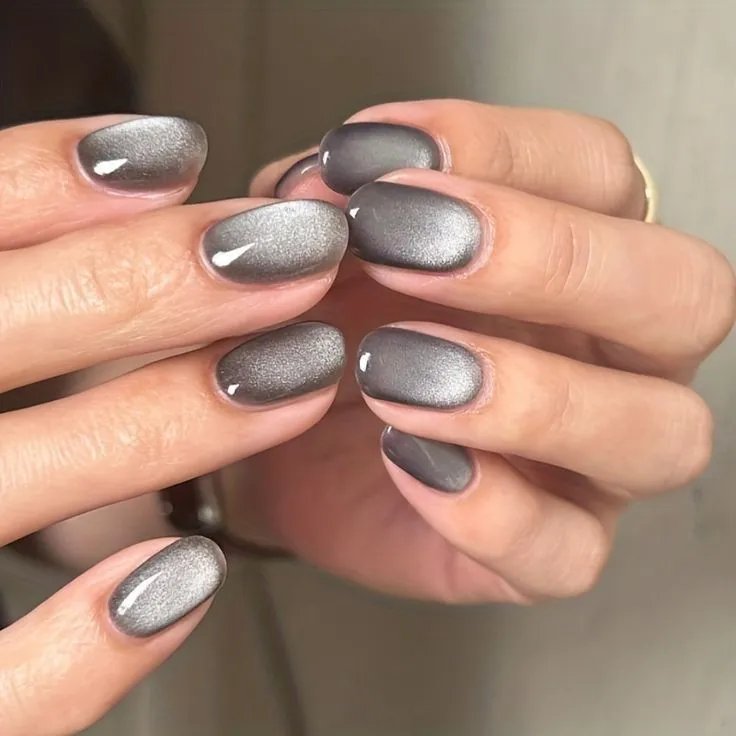 12 diseños de uñas plata que se ven elegantes en cualquier mujer: puedes usarlas para hacer deporte