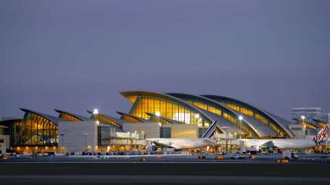 El aeropuerto de Los &Aacute;ngeles, EUA vacunar&aacute; a todos los viajeros