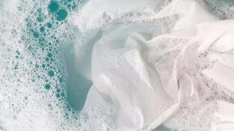 ¿Por qué lavar tu ropa con jugo de limón y agua oxigenada? Sigue los pasos