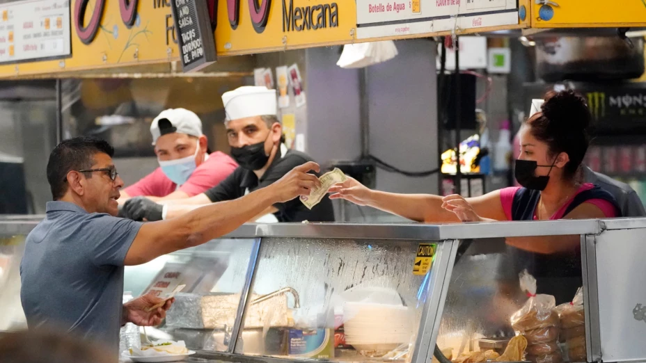 Comercio en el Grand Central Market de los Ángeles, EU.