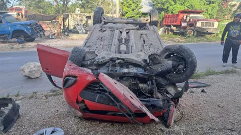¡Otro accidente! Aparatosa volcadura sobre el libramiento Gas Auto en Cancún