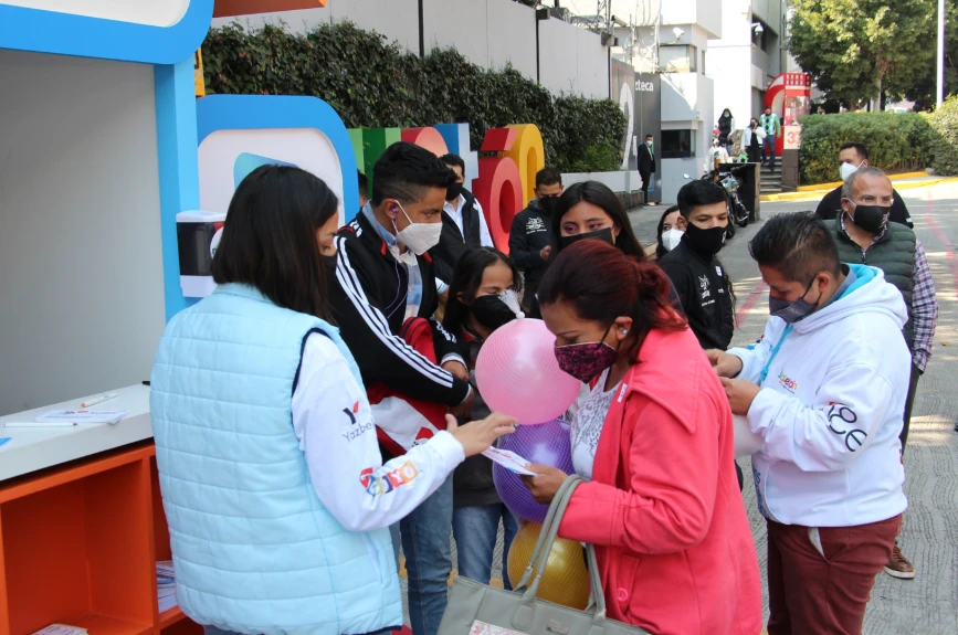 Pocoyo y sus amigos en el gran contenedor del #JuguetónAzteca