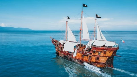 Barco Marigalante en Puerto Vallarta.jpeg
