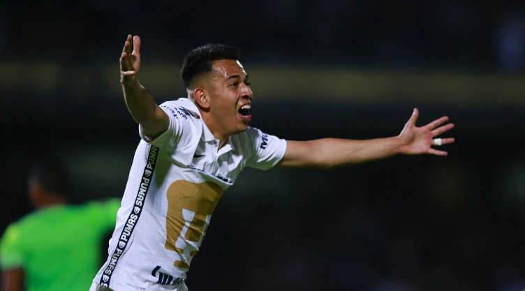 Sebastián Saucedo festeja el tercer gol de los Pumas vs England Revolution.
