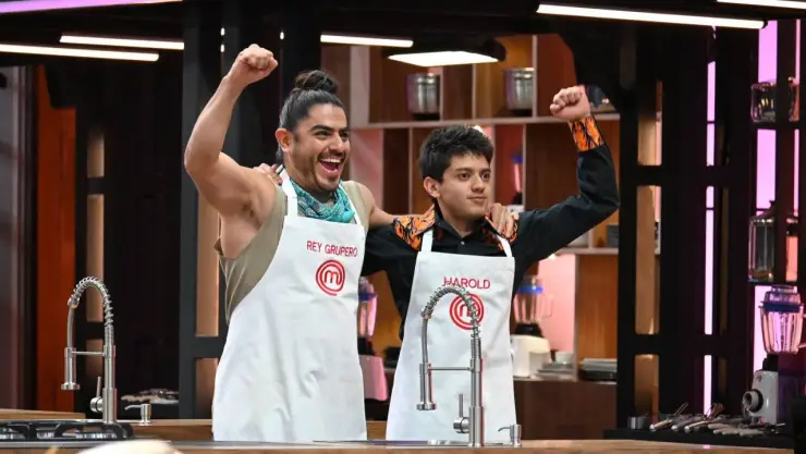 Rey Grupero y Harold Azuara en la cocina de MasterChef Celebrity 2024