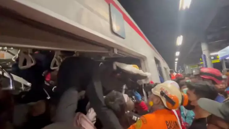 Tragedia ferroviaria en Indonesia: Al menos 4 fallecidos y 40 heridos tras brutal choque de trenes hoy (VIDEO)