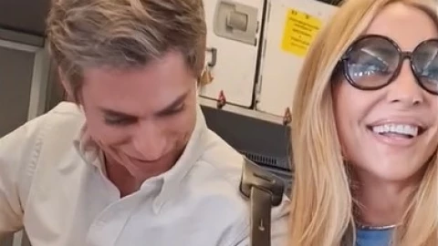 Carlos Baute y Marta Sánchez cantan durante turbulencia en avión
