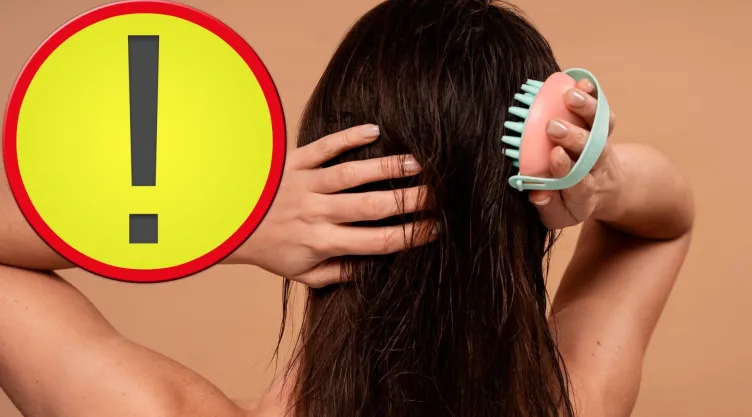 Aunque sea común dormir con el pelo mojado no es una práctica recomendada por expertos.