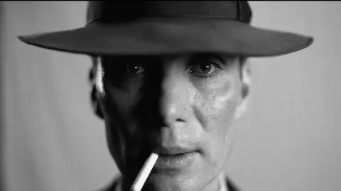 Cillian Murphy como Robert Oppenheimer