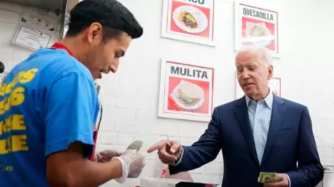 Joe Biden come tacos tijuanenses