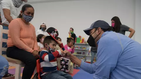 Alex Quiroz con ni&ntilde;os del Centro de Rehabilitaci&oacute;n CRISMA