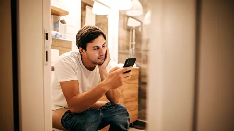 Los peligros de usar el celular en el baño