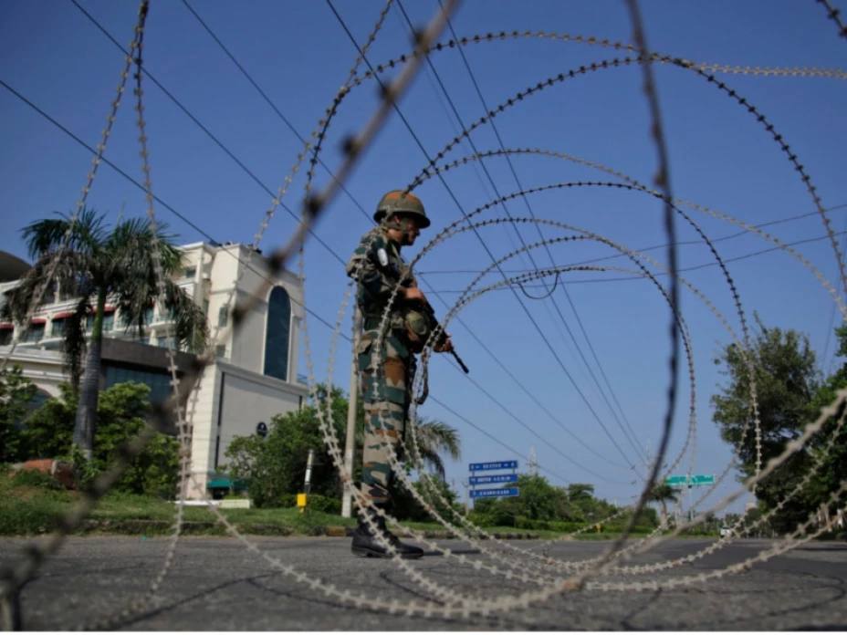 Soldado del ejército de India en calle en Panchkula