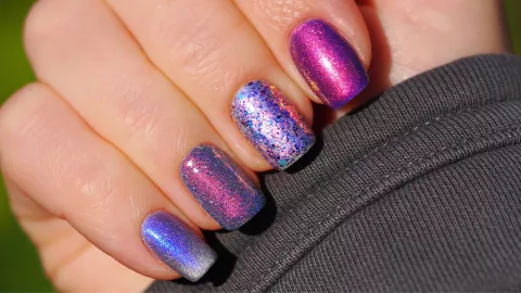 ideas de uñas para conmemorar el 8 de marzo