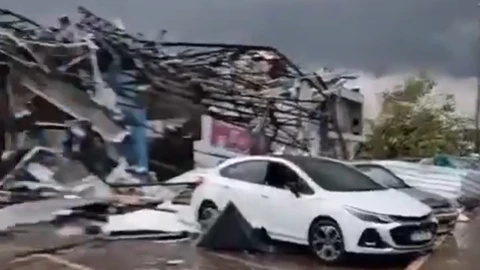 Destruccipon por tornado hoy en Brasil 7 noviembre 2025.jpg