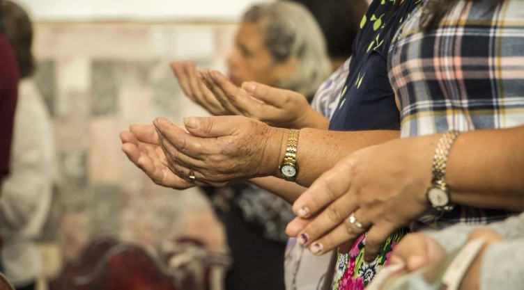 Mujeres orando.