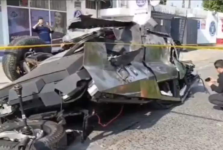 4 heridos en aparatoso accidente de camioneta Cybertruck en la colonia Providencia