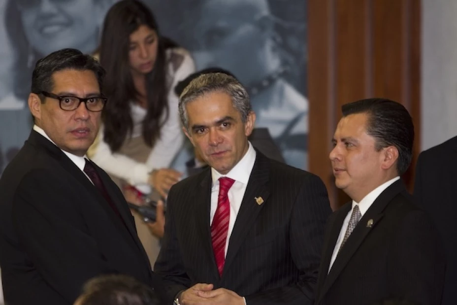 El presidente de la Comisión de Derechos Humanos del Distrito Federal, Luis González Placencia, el jefe de Gobierno del Distrito Federal, Miguel Ángel Mancera y el presidente de la Comisión de Gobierno de la ALDF, Manuel Granados Covarrubias
