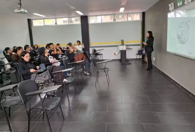Alumnos de la Universidad Nacional Rosario Castellanos en su salón de clases.