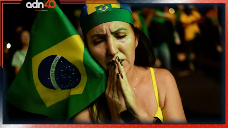 elecciones brasil segunda vuelta mujer con banderas