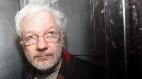 FOTO DE ARCHIVO. El fundador de WikiLeaks, Julian Assange, deja la Corte de Magistrados de Westminster en Londres, Reino Unido.