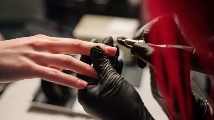 Tendencias en Nail Art para Navidad 2024: ¡Incorpora la hoja de oro!