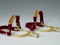 Las espuelas están hechas de oro, cuero y terciopelo. Simbolizan la caballería.