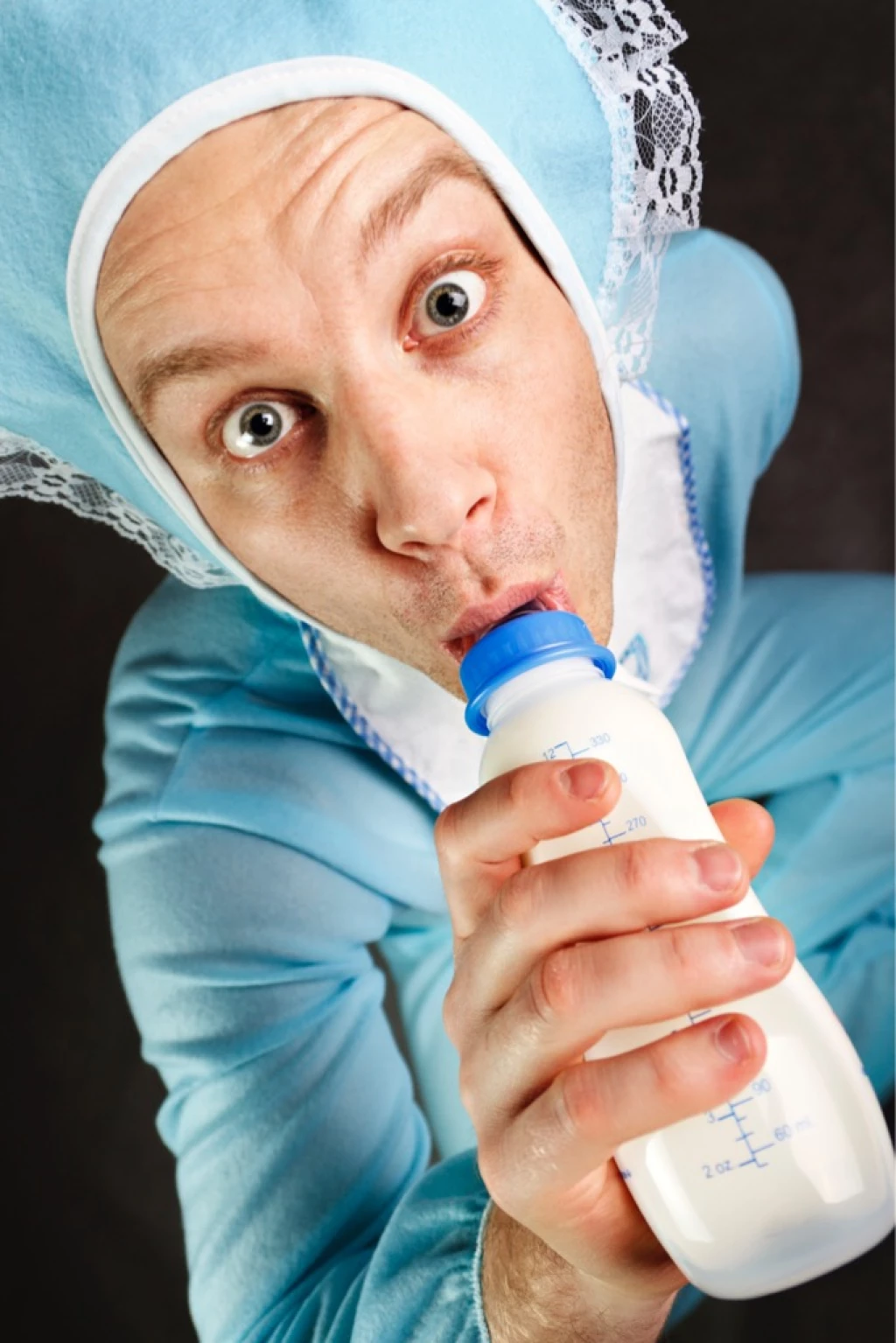 hombre adulto bebiendo leche de biberon