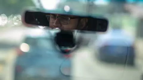 Un auto se partió en 2 tras impactarse con otro vehículo en el municipio de Nezahualcóyotl, Estado de México.