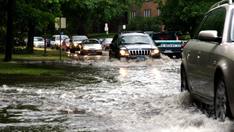 ¡Atención conductor! Esto debes hacer para lograr salir con tu auto de una inundación.jpg