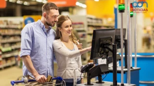  Pareja comprando artículos en Walmart 