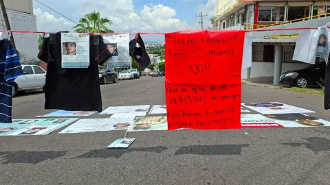 Cuelgan ropa de desaparecidos en Culiacán