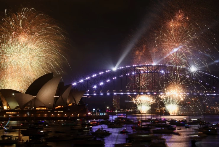 Los fuegos artificiales explotan sobre el Puente del Puerto de Sídney a las 9 p. m. durante las celebraciones de Nochevieja , en Sídney, Australia, el 31 de diciembre de 2025