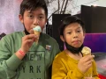 En compañía de familiares y amigos, disfrutamos de un rato de diversión.
