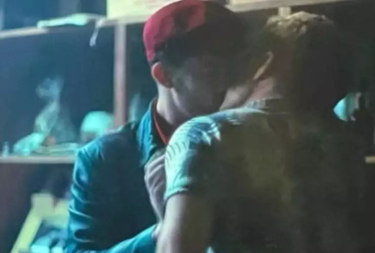 Bad Bunny Gael García beso