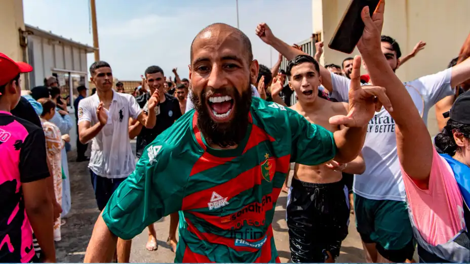 Inmigrantes cruzan desde Marruecos hacia el enclave español de Ceuta.