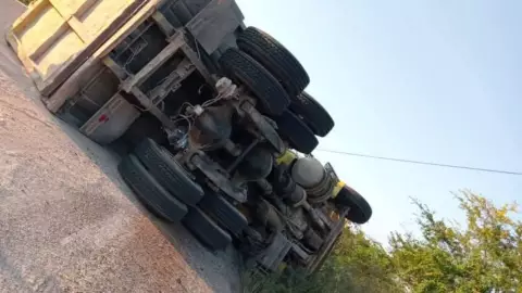 ¡Precaución! Se registra fuerte ACCIDENTE de tráiler en la carretera Río Lagartos-Tizimín