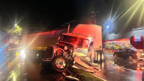 CDMX: Tráiler pierde el control en Constituyentes y choca contra el muro de contención