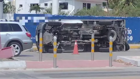 ¡Precaución! Volcadura de camioneta en Prolongación Montejo