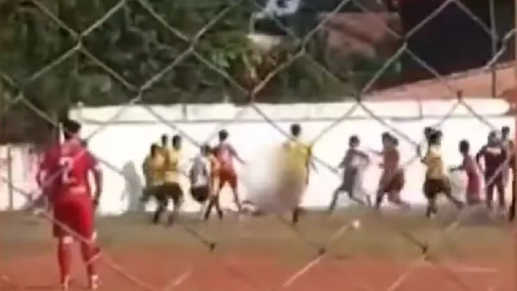 Muere futbolista tras ser agredido en pleno partido