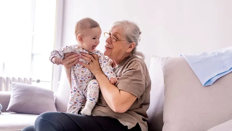 Abuela pide 400 pesos por hora para cuidar a su nieta