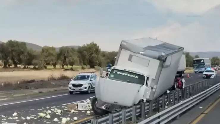 VIDEO: Camión destrozó muro de contención tras accidente sobre la autopista Puebla–Orizaba hoy; tráfico en Palmar de Bravo