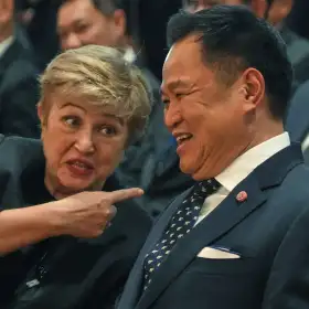 Kristalina Georgieva con el premier de Tailandia, Anutin Charnvirakul.