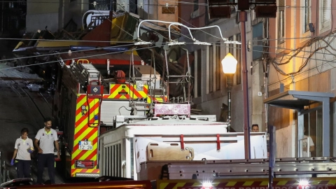 Personal de emergencias tiende funicular descarrilado en Lisboa, Portugal, el 3 de septiembre de 2025.
