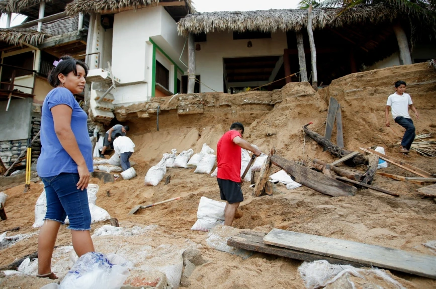 Habitantes de San Agustunillo retoman su vida cotidiana tras el impacto del huracán “Erick”.