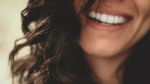 ¿Cómo eliminar el mal olor bucal y los dolores en los dientes?