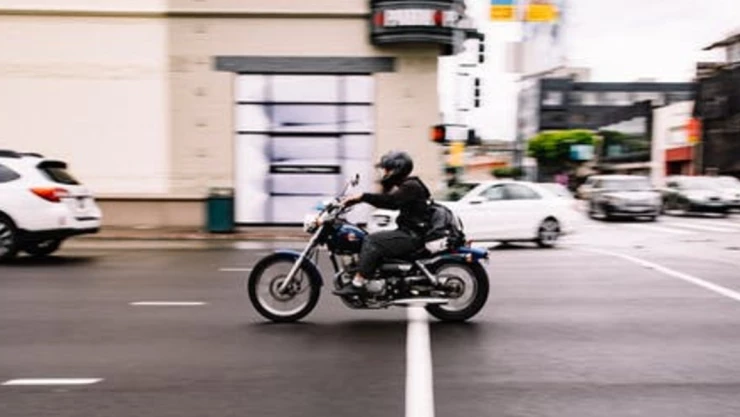 motocicleta circula calle